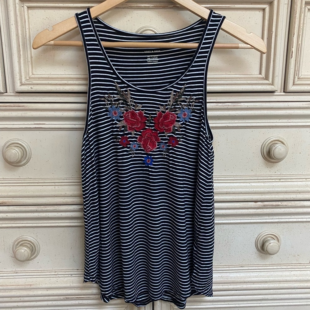 American Eagle Soft and Sexy Tank With Rose Neck Line🌹